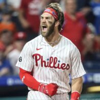Harper hits his 350th home run and becomes the youngest active player to reach the figure | De Último Minuto English