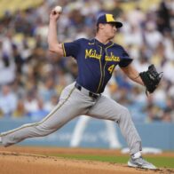 Priester dominates with 10 strikeouts and Brewers shut out Dodgers to add eighth straight win | De Último Minuto English