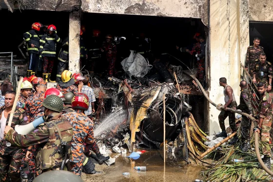 A military plane crashes into a school in Bangladesh, leaving at least 18 dead and dozens injured | De Último Minuto English