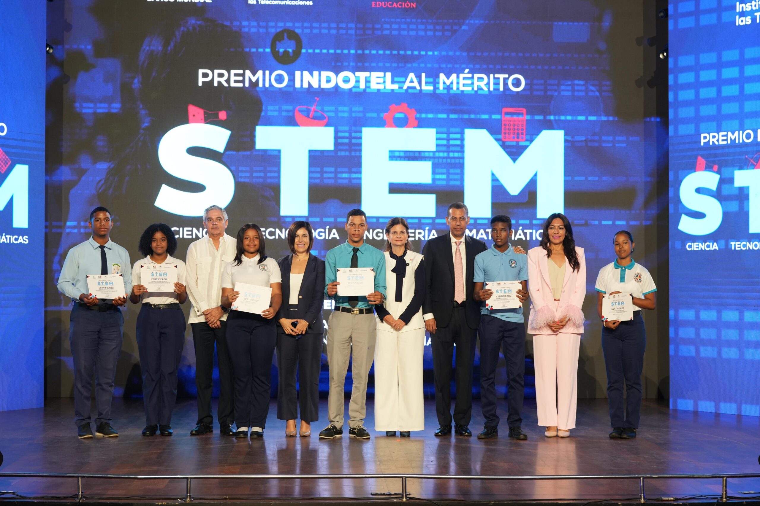 500 students receive INDOTEL scholarships in STEM awards | De Último Minuto English