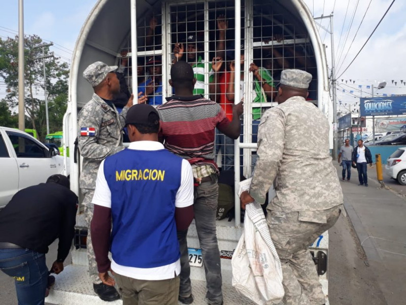 27 undocumented Haitians caught at clandestine party in Jarabacoa | De Último Minuto English