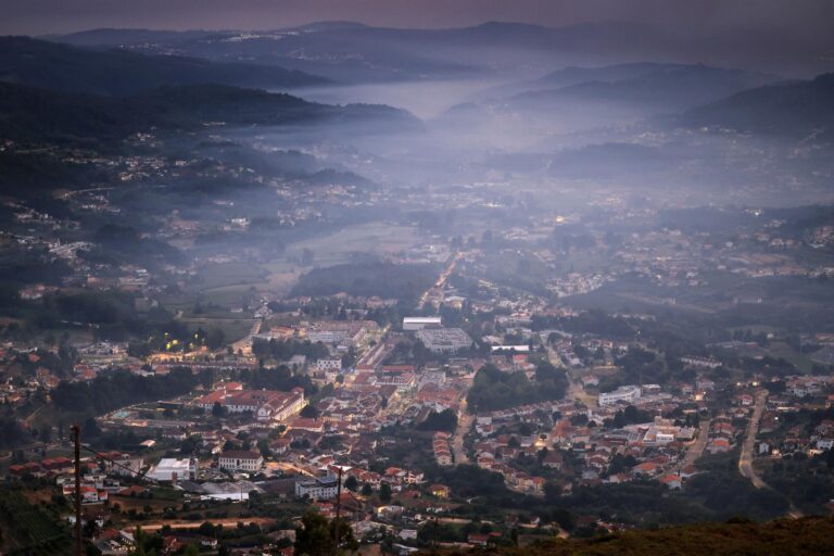 More than 2,800 firefighters battle the flames in 35 wildfires in Portugal | De Último Minuto English