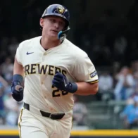 Brewers pull away at the top with another key victory against the Cubs | De Último Minuto English
