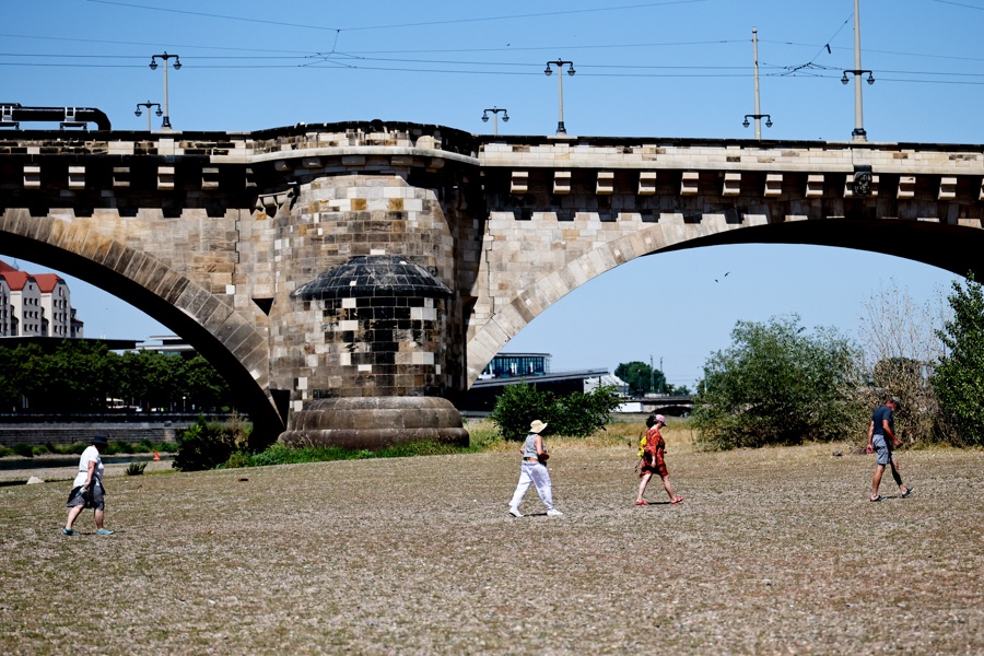 Germany expects 40 ºC on the hottest day of the year and seeks refuge | De Último Minuto English
