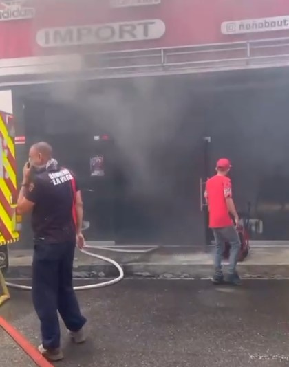 Fire destroys store and affects several businesses in downtown La Vega | De Último Minuto English