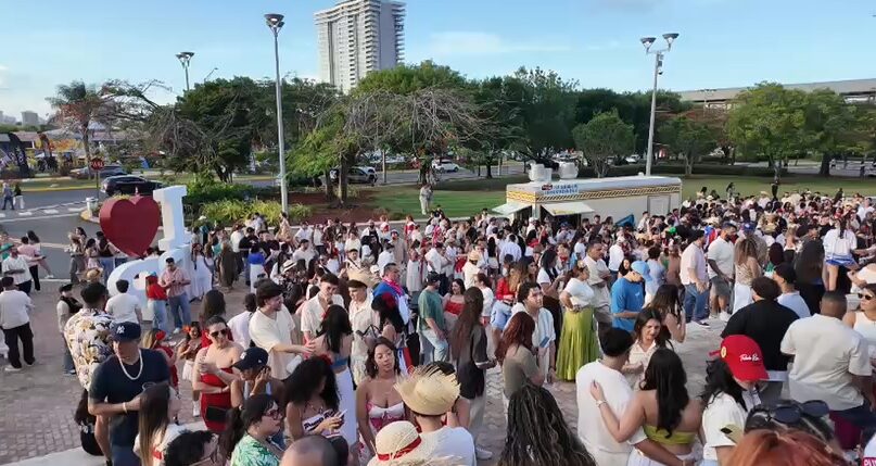 Thousands of people arrive at Bad Bunny's fifth concert at the Coliseo de Puerto Rico | De Último Minuto English
