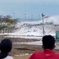 A grandmother goes viral for taking her grandson to see a tsunami | De Último Minuto English
