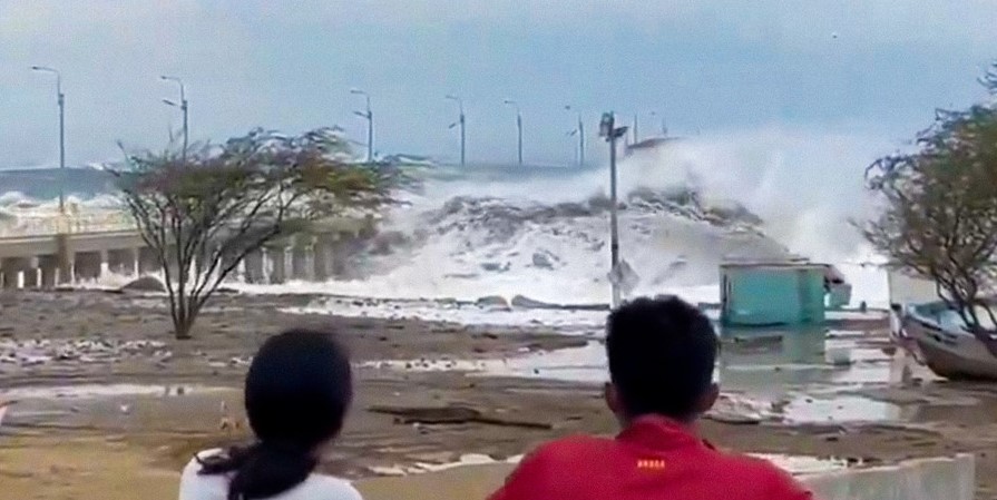 A grandmother goes viral for taking her grandson to see a tsunami | De Último Minuto English
