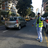 Owners of the street: Who regulates informal parking attendants? | De Último Minuto English