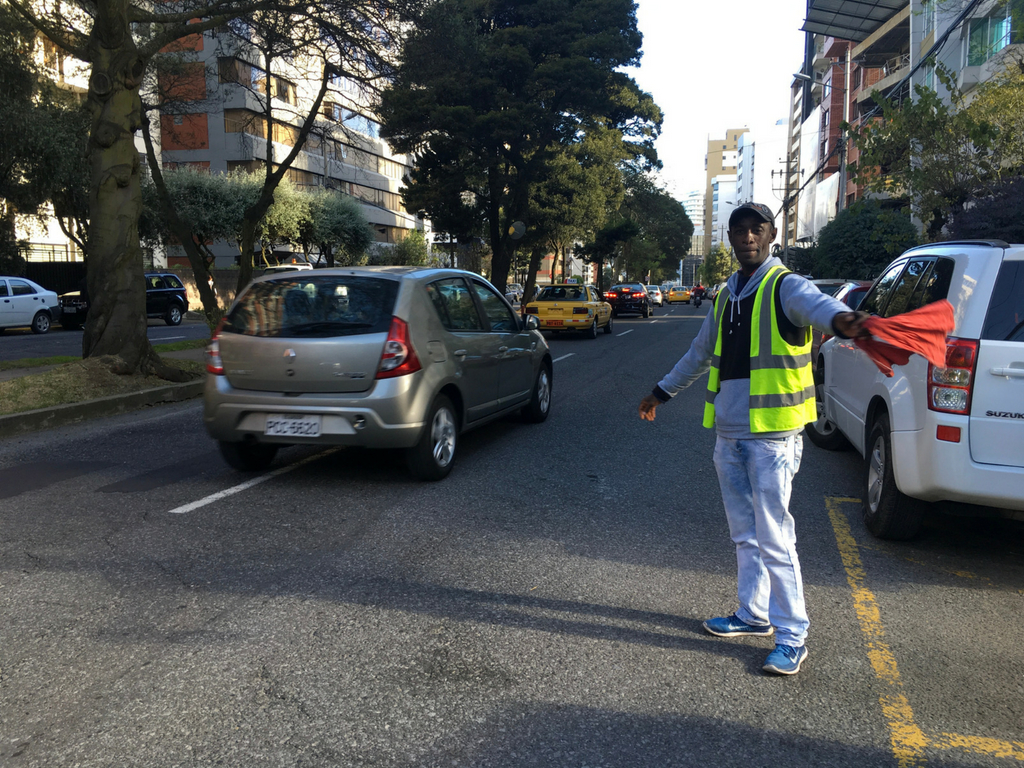 Owners of the street: Who regulates informal parking attendants? | De Último Minuto English