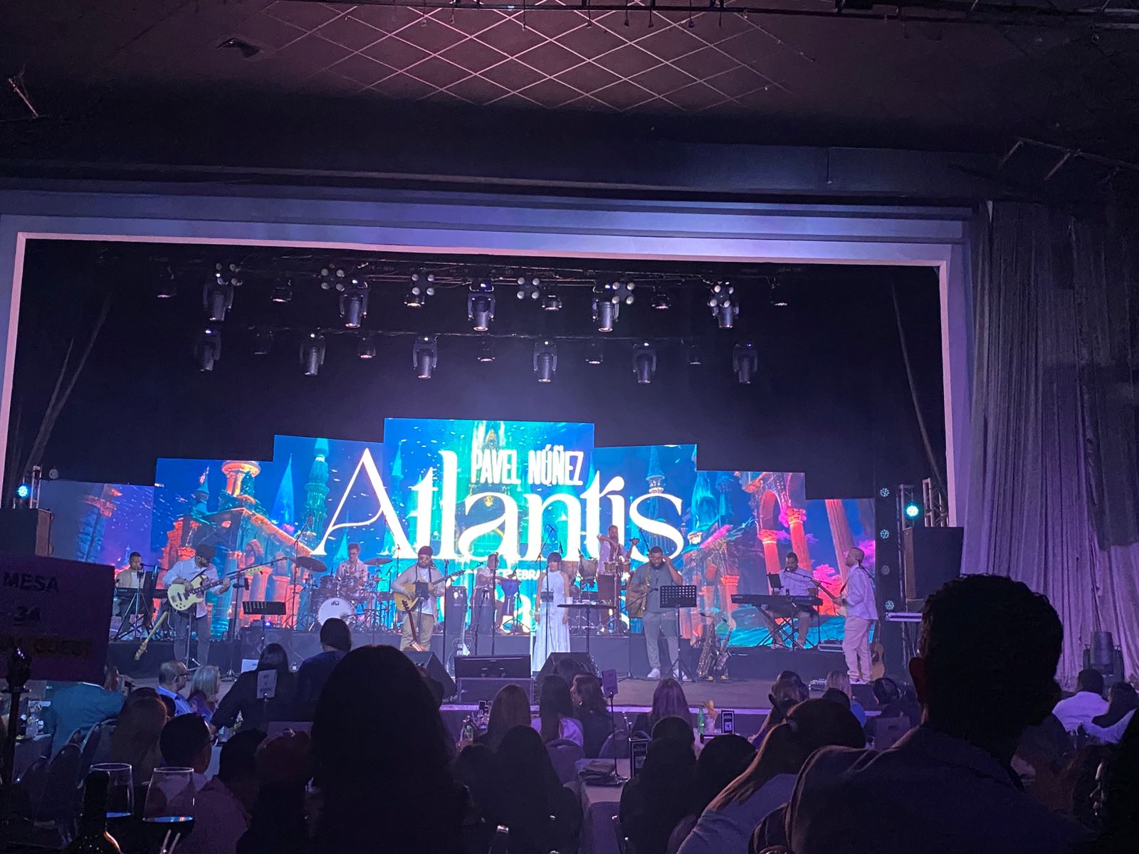 Pavel Núñez celebrates 25 years of career with an emotional concert full of stories and applause | De Último Minuto English