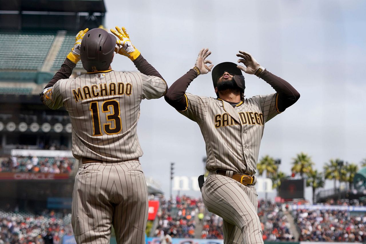 Machado and Tatis Jr. drive the offense in the Padres' dominant victory over the Cardinals | De Último Minuto English