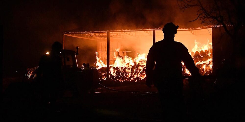 More than 300 firefighters are still battling the fire in southern Greece | De Último Minuto English