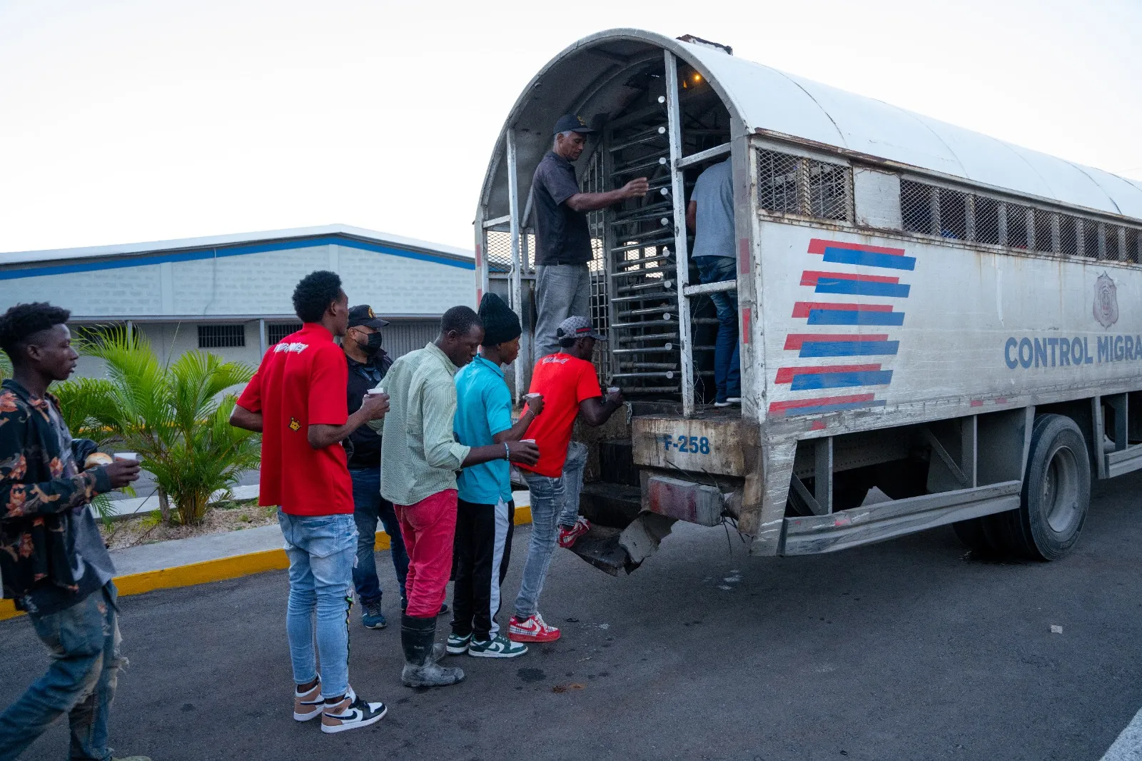 Government has deported 184,001 undocumented Haitians in the first six months | De Último Minuto English