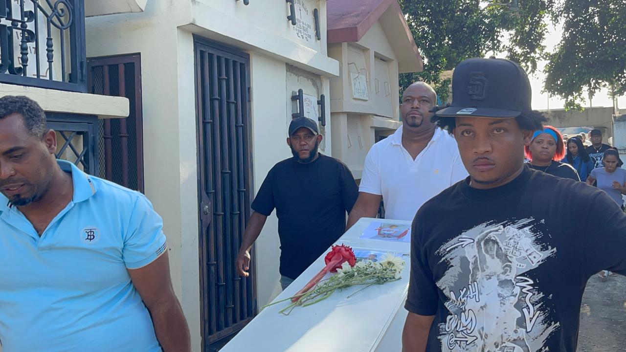 Couple and their three children buried after being burned to death in a fire in Santiago | De Último Minuto English