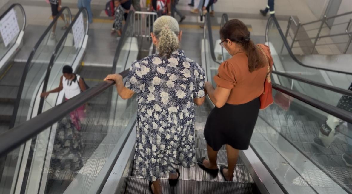 Out-of-service metro escalators force elderly to walk down, making great efforts | De Último Minuto English