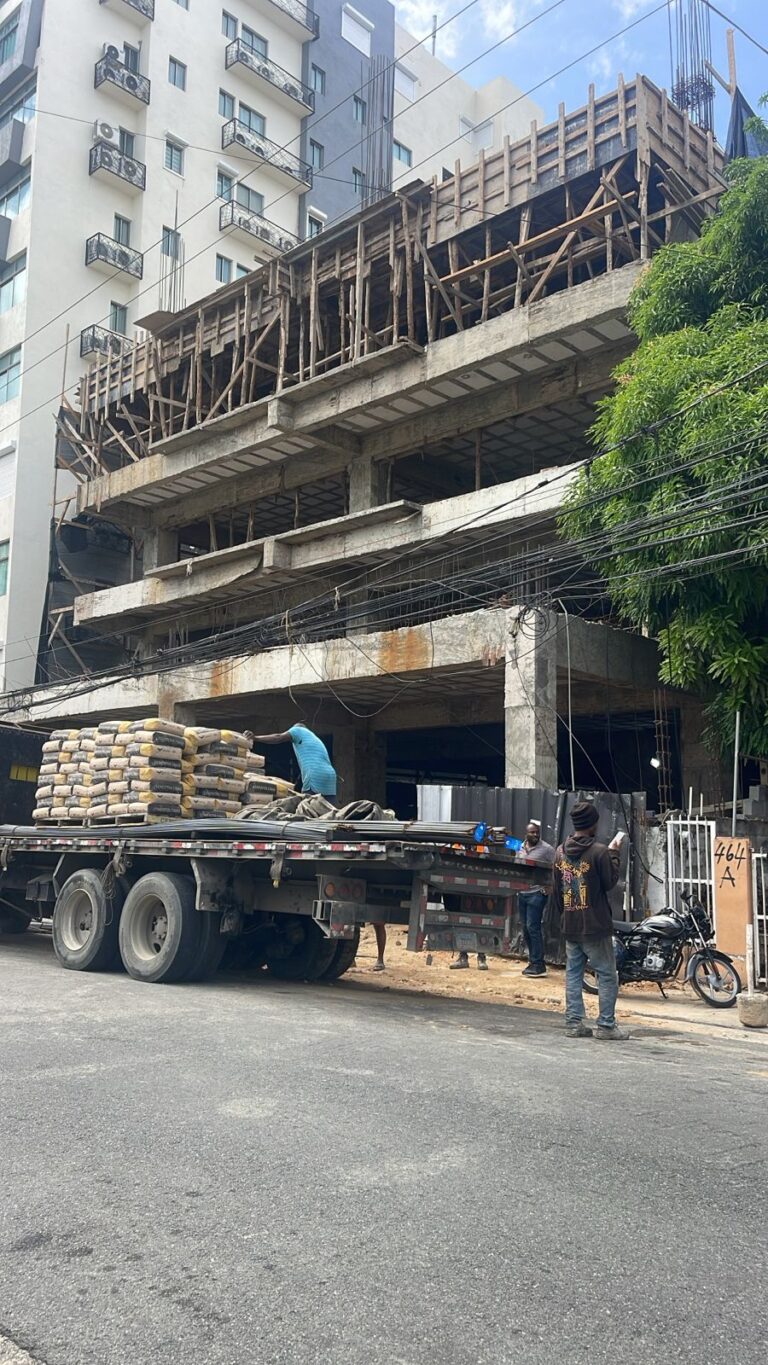 At least four Haitians are reported to have died from electrocution in construction in Ensanche Quisqueya | De Último Minuto English