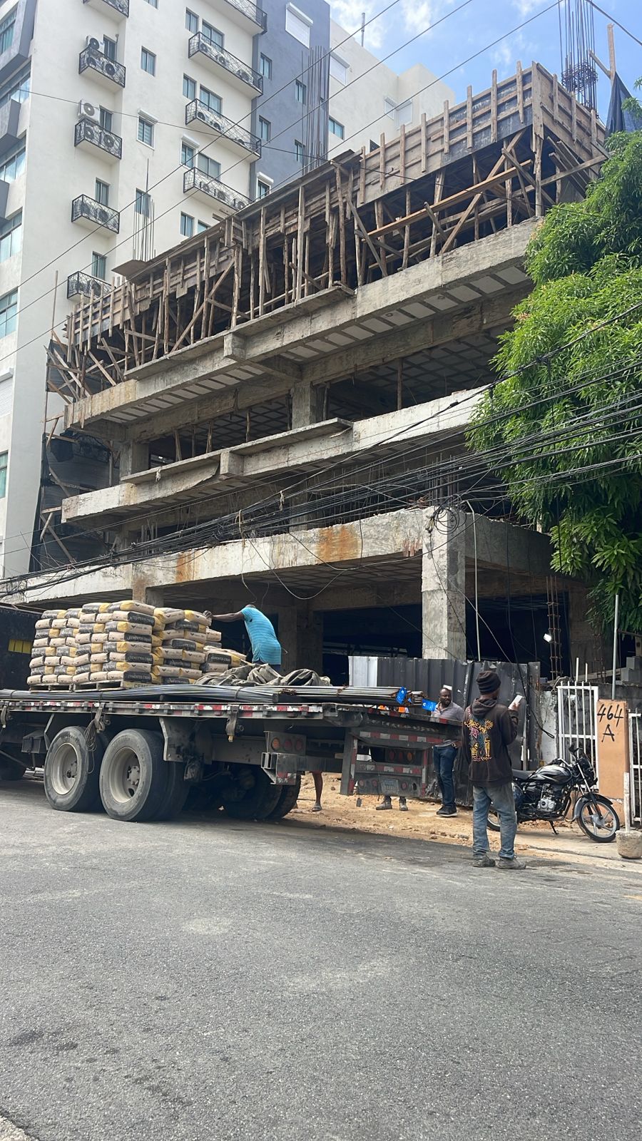 At least four Haitians are reported to have died from electrocution in construction in Ensanche Quisqueya | De Último Minuto English