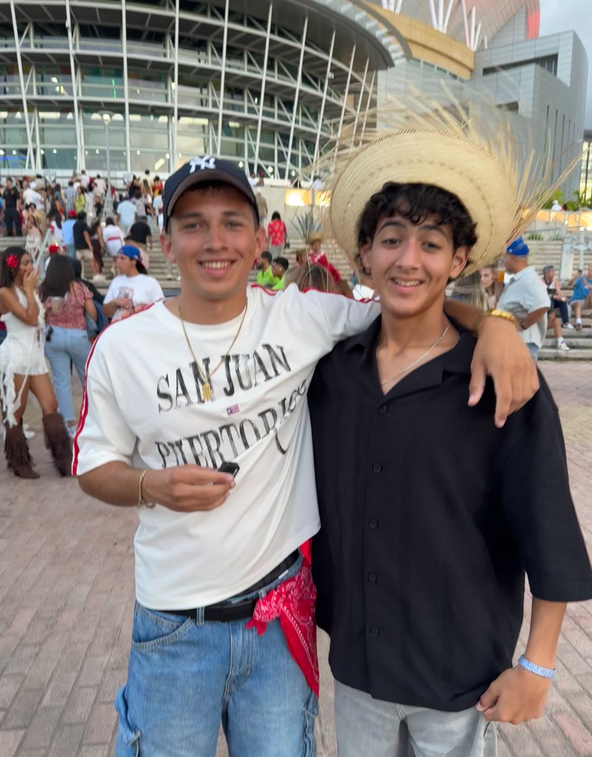 Fans fill Bad Bunny's residence at the Coliseo de Puerto Rico with culture and excitement | De Último Minuto English