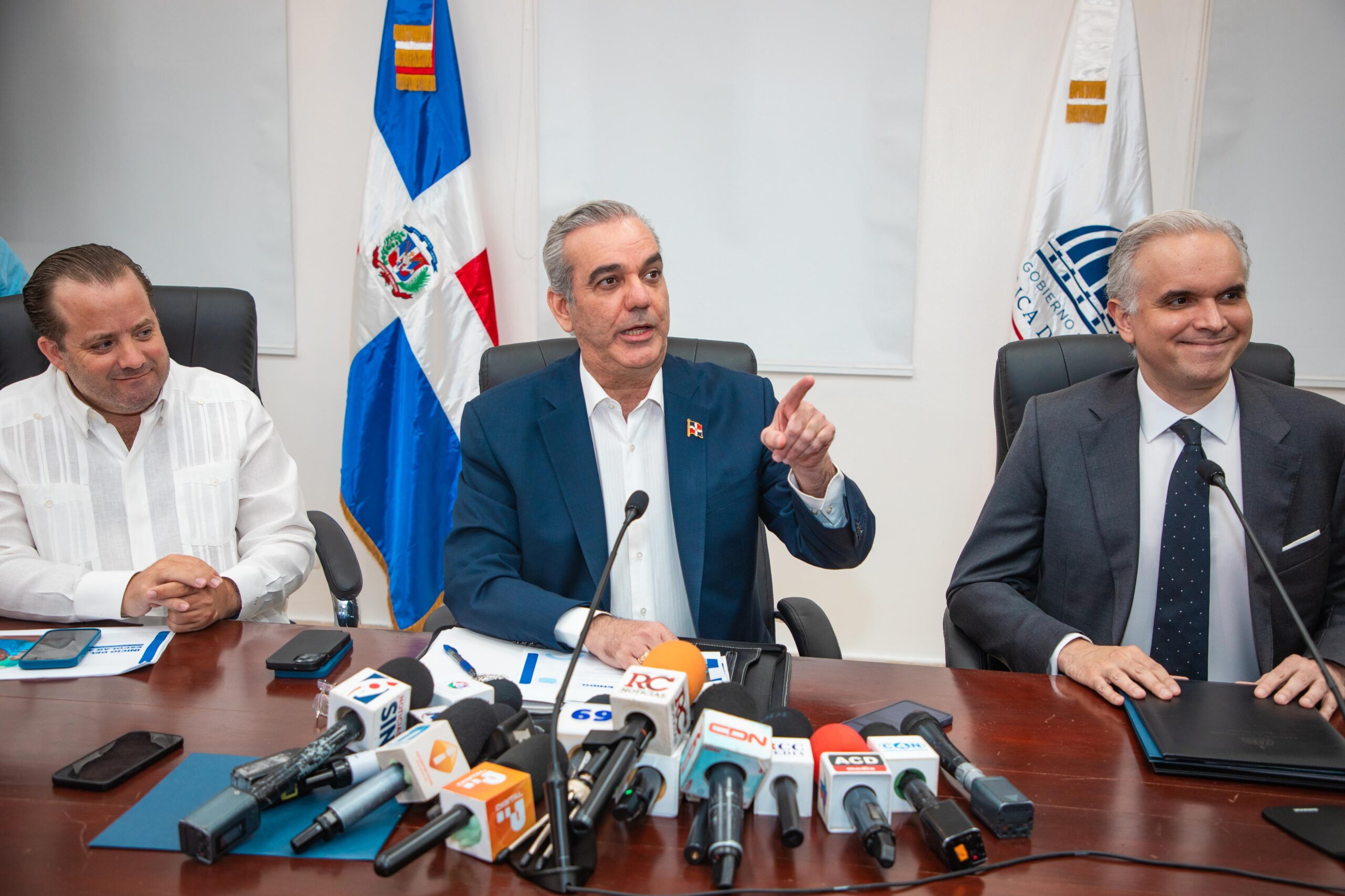 Abinader leads meeting to ensure successful start of the 2025-2026 school year | De Último Minuto English