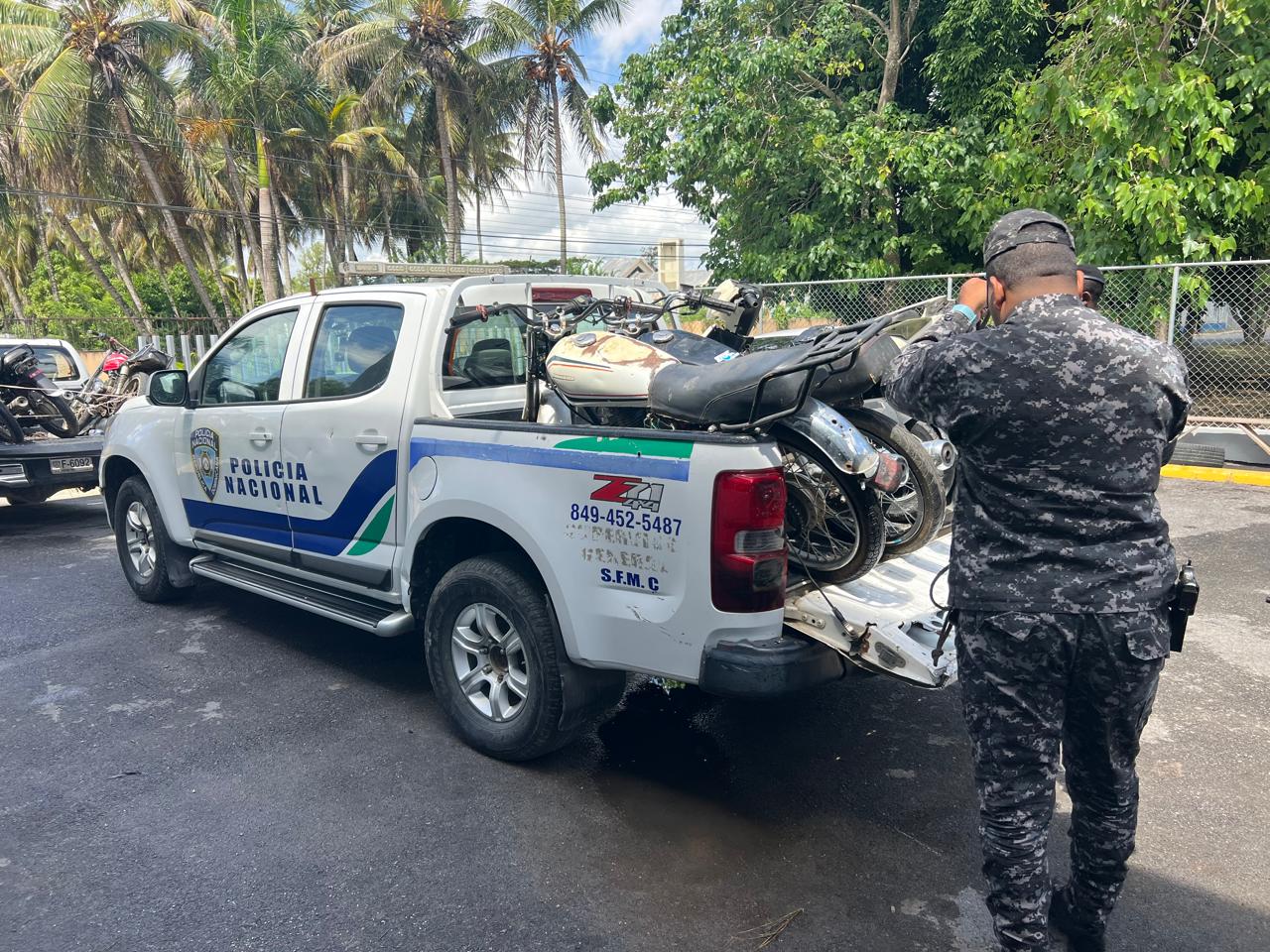 Operational recovers motorcycles and abandoned objects in Vista al Valle, SFM | De Último Minuto English