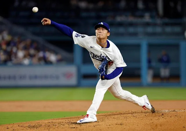 Yamamoto shines on the mound and leads the Dodgers to a complete victory over the Reds | De Último Minuto English