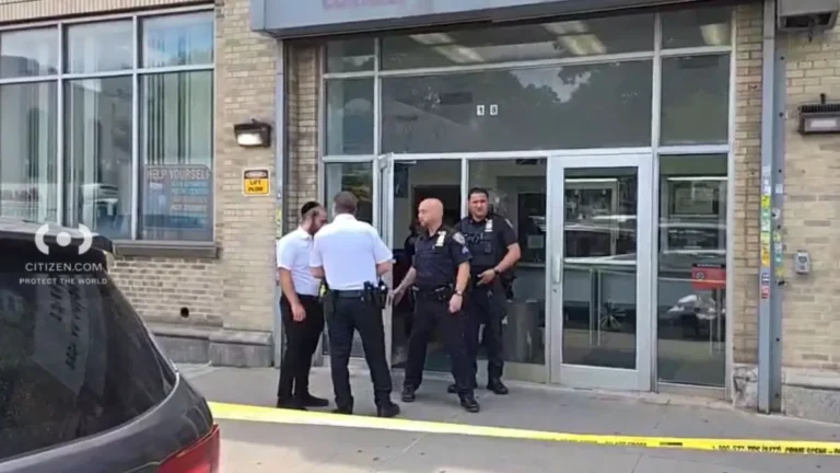 Armed robbery attempt unleashes chaos at Brooklyn post office | De Último Minuto English