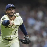 Freddy Peralta's tenth victory in Brewers' 9-1 rout of Dodgers | De Último Minuto English