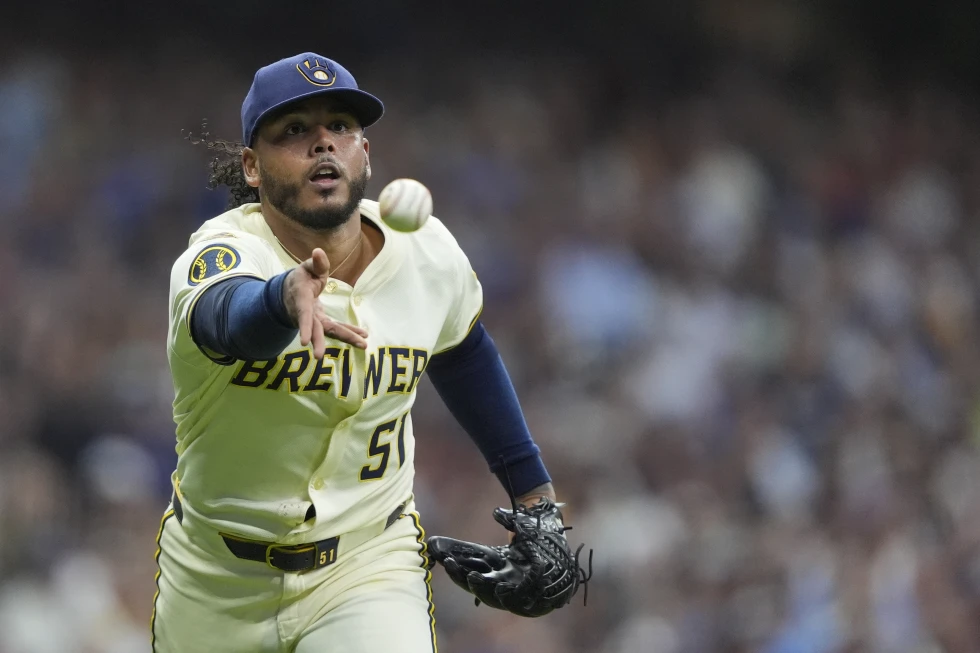 Freddy Peralta's tenth victory in Brewers' 9-1 rout of Dodgers | De Último Minuto English