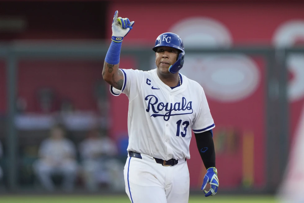 Witt Jr. and Salvador Pérez hit it out of the park and back Cameron's gem in Royals' 9-3 victory over Pirates | De Último Minuto English