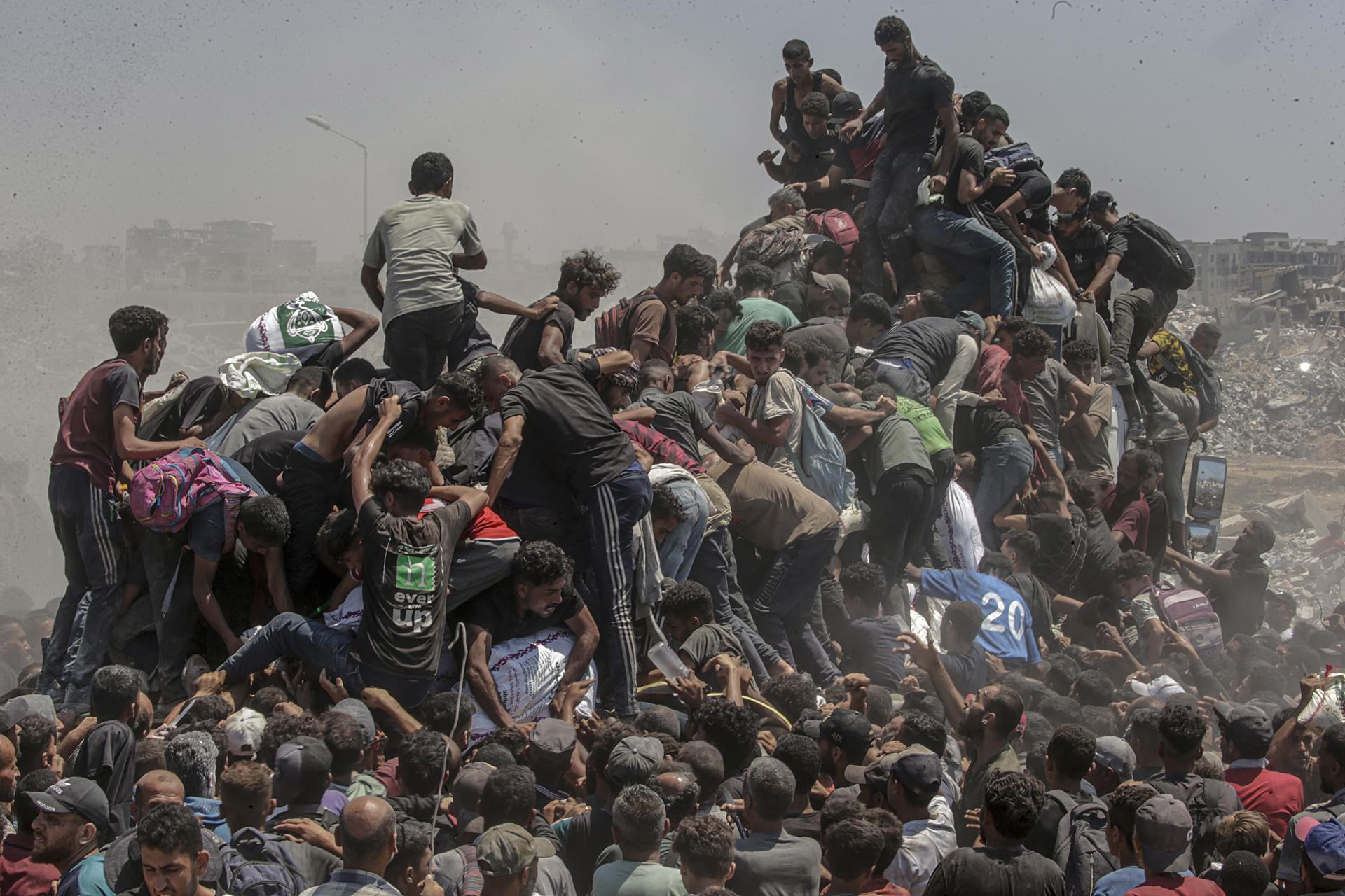 Israel says that 120 aid trucks entered Gaza throughout Sunday | De Último Minuto English