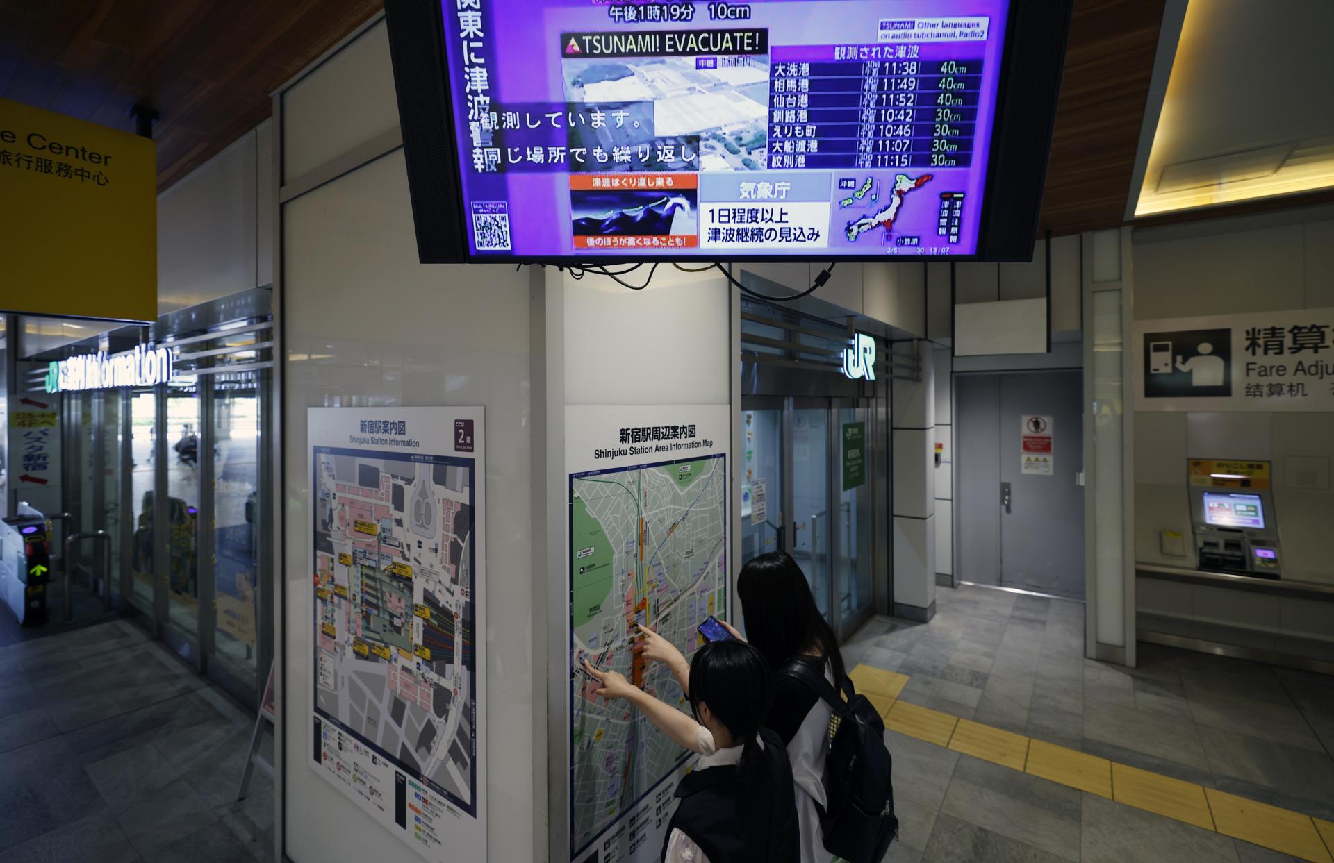 Japan lowers tsunami alert for half its coast but maintains it in the northeast | De Último Minuto English