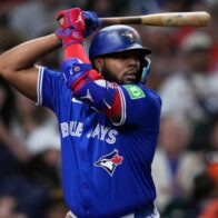 Vladimir Guerrero Jr. leads Toronto's tenth consecutive home victory with a 420-foot home run | De Último Minuto English