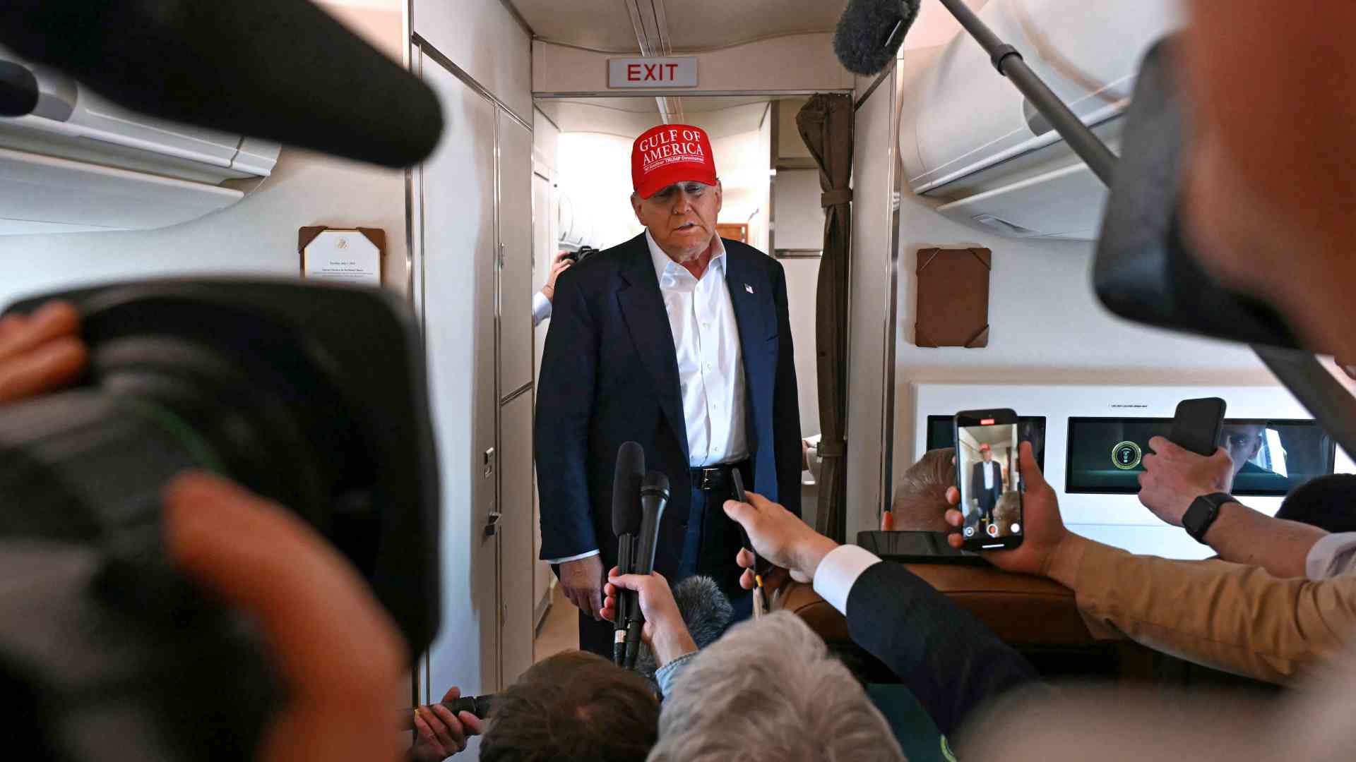 A judge rules against Donald Trump's ban on seeking asylum at the border | De Último Minuto English
