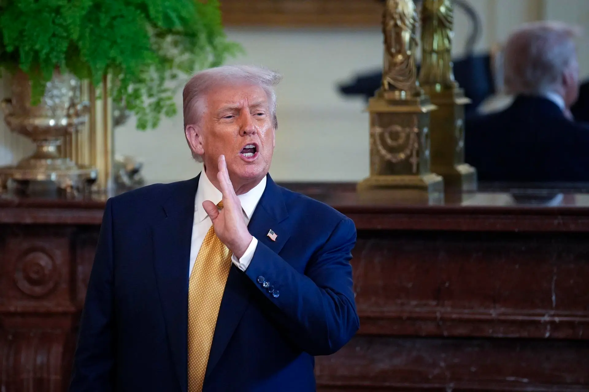 Trump signs executive order that facilitates the removal of homeless people from the streets | De Último Minuto English
