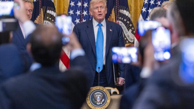Trump announces a deal with South Korea to lower tariffs from 25% to 15% | De Último Minuto English