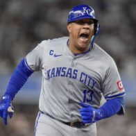 Salvador Pérez leads historic Royals victory with record-breaking night in Seattle | De Último Minuto English