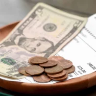 Digital tips subtract from waiters' earnings in the U.S. | De Último Minuto English