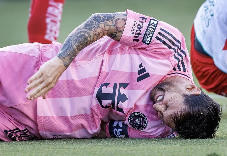 Messi leaves the Leagues Cup match against Necaxa due to injury at 11 minutes | De Último Minuto English