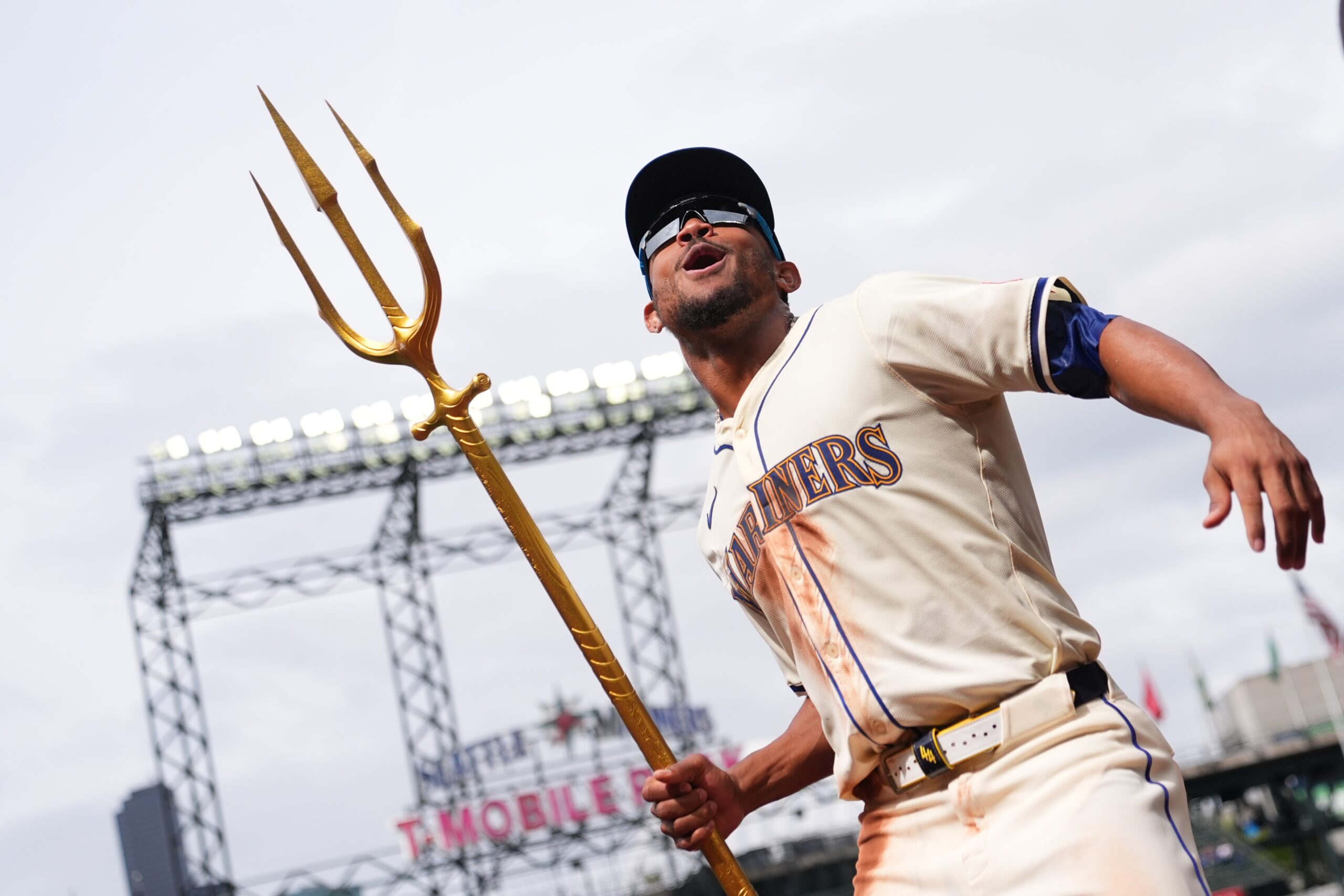 Julio Rodríguez hits his 100th home run and makes history with a fourth consecutive 20-20 season | De Último Minuto English