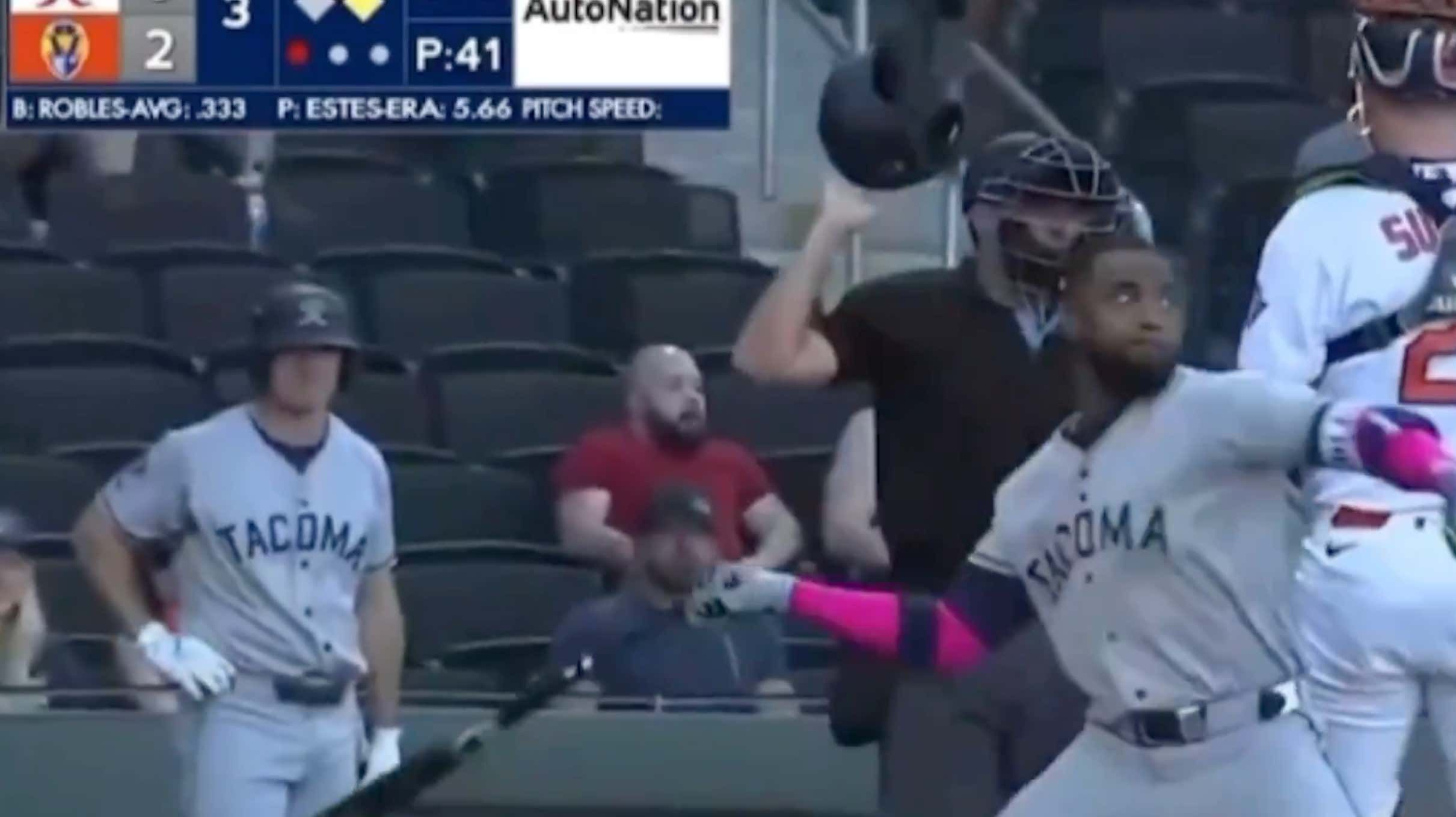 Víctor Robles loses control and is ejected after throwing bat at pitcher | De Último Minuto English