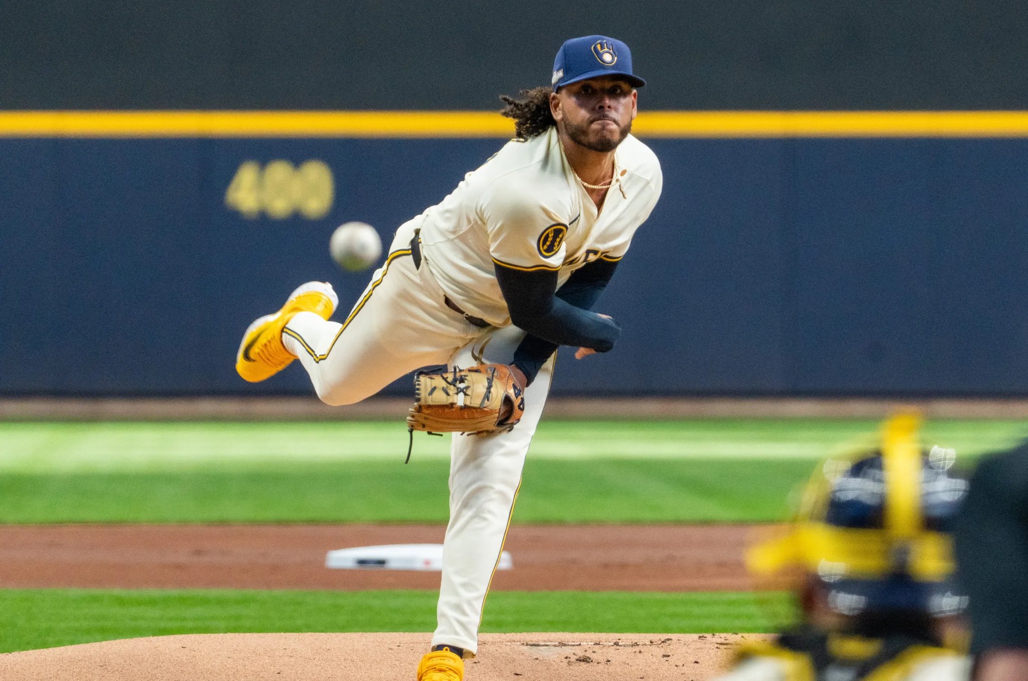 Freddy Peralta solidifies as MLB wins leader and guides Brewers to shutout at Wrigley Field | De Último Minuto English
