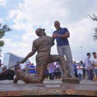 Adrián Beltré immortalized with a statue at the Texas Rangers' stadium | De Último Minuto English