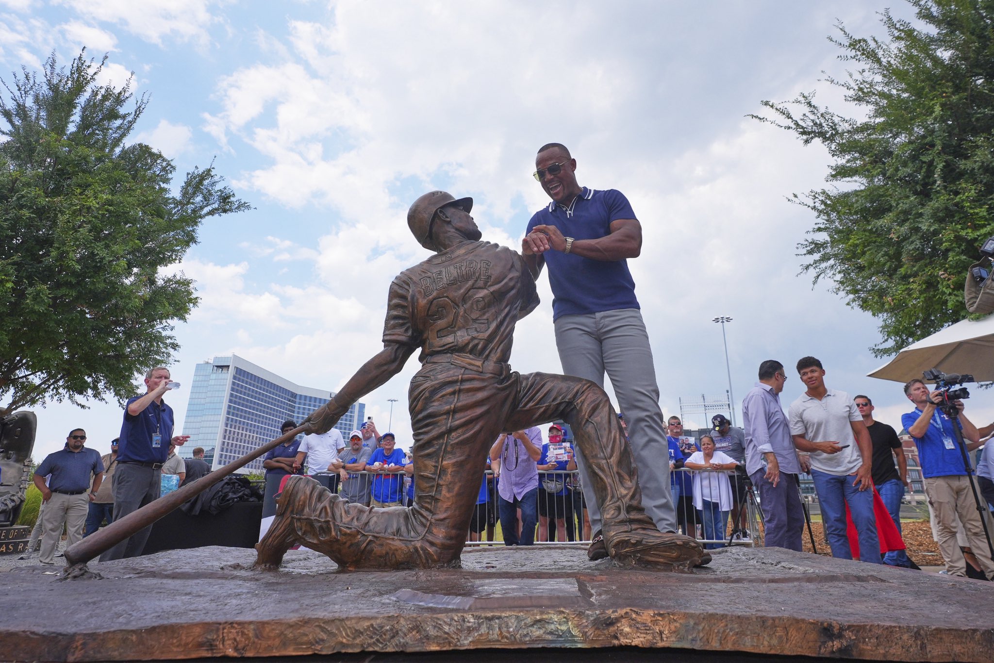 Adrián Beltré immortalized with a statue at the Texas Rangers' stadium | De Último Minuto English