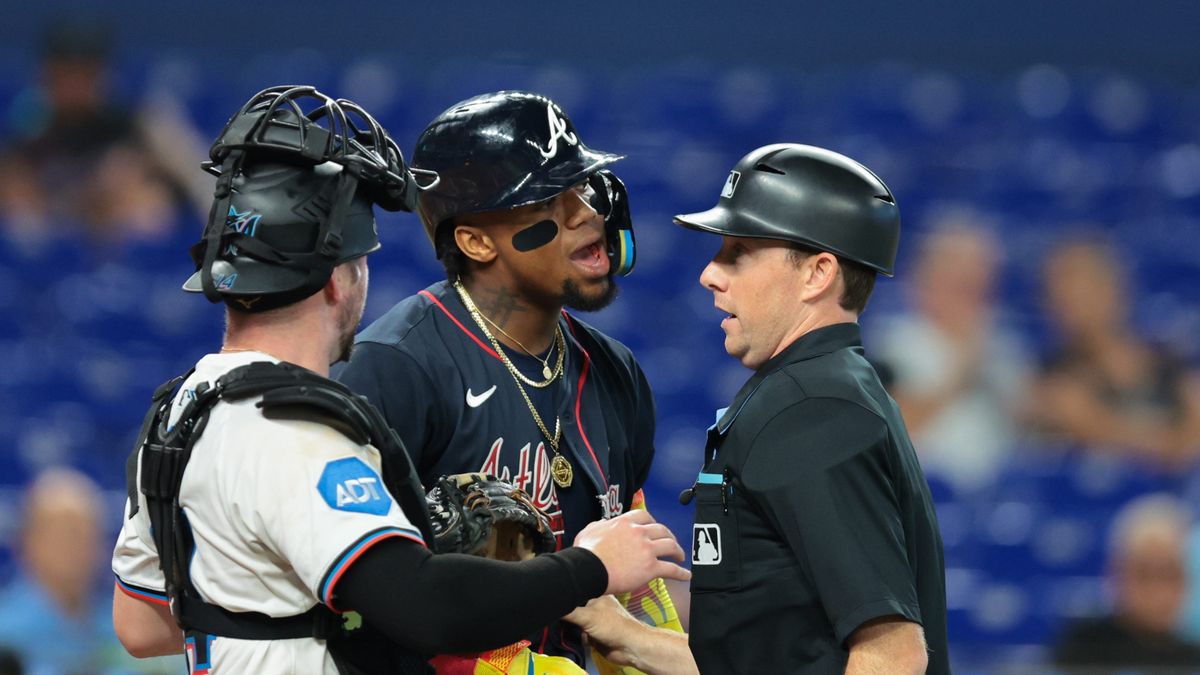 Benches empty in Bravos' triumph over Marlins after hit by pitch to Ronald Acuña Jr. | De Último Minuto English