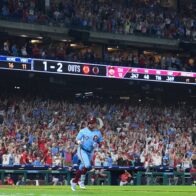 Schwarber makes history with four home runs on a magical night against the Braves | De Último Minuto English