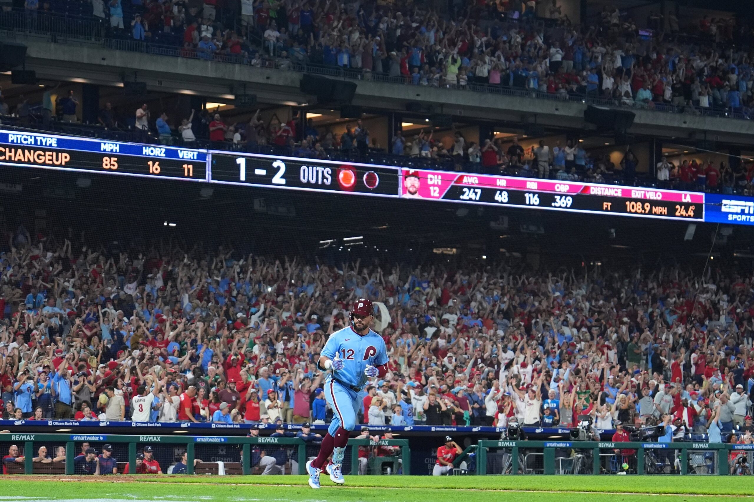 Schwarber makes history with four home runs on a magical night against the Braves | De Último Minuto English
