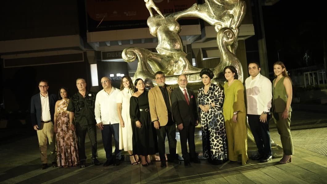 Museum of Modern Art presents the monumental sculpture The Chaise Adulte by Iván Tovar | De Último Minuto English
