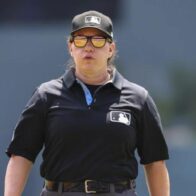 Jen Pawol becomes the first female home plate umpire in an MLB regular season game | De Último Minuto English