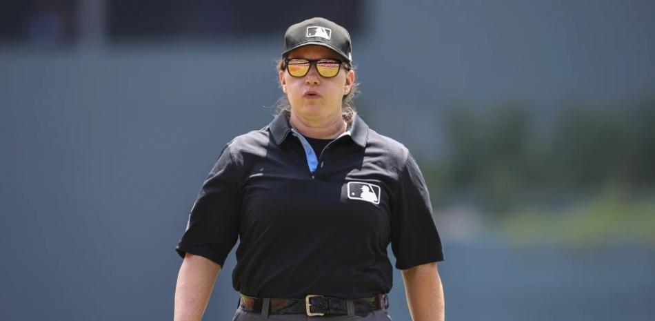 Jen Pawol becomes the first female home plate umpire in an MLB regular season game | De Último Minuto English